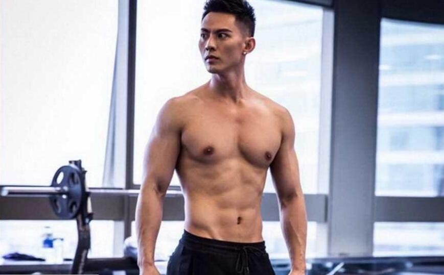 点击大图看下一张：中国男模在健身房健身生活照图片9张
