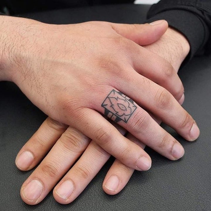 点击大图看下一张：手指戒指纹身   细细缠绕在指尖的手指戒指纹身图案