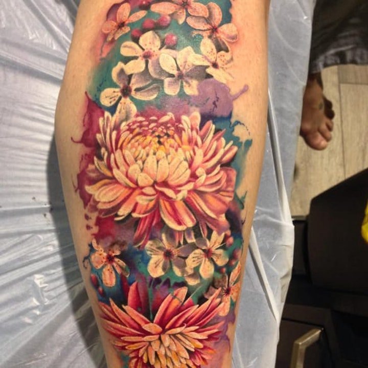 点击大图看下一张：菊花纹身图案 多款彩绘纹身植物的菊花纹身图案
