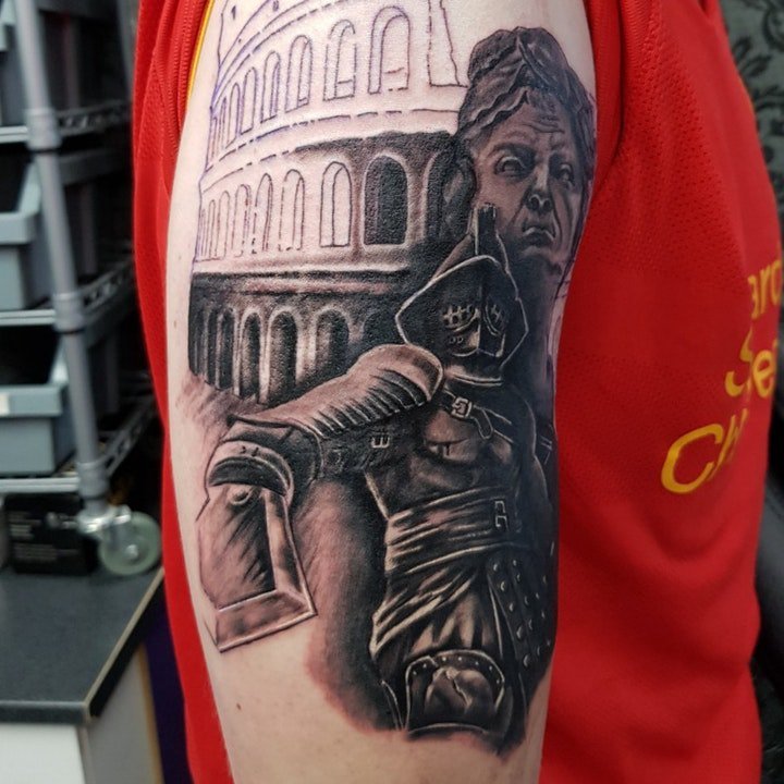 点击大图看下一张：铁血战士纹身  身姿英勇而又潇洒的铁血战士纹身图案