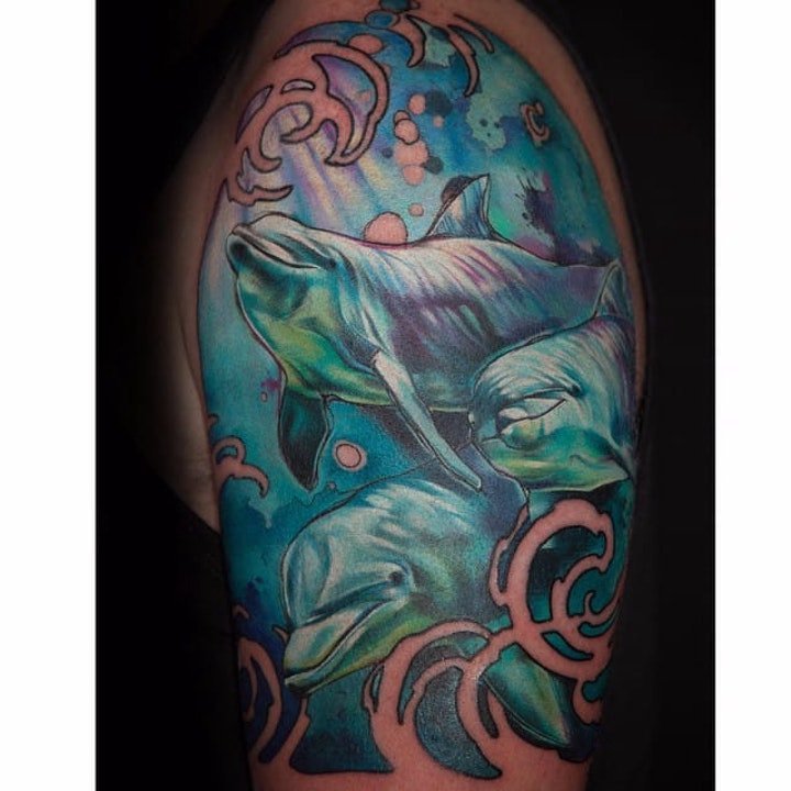 点击大图看下一张：纹身海豚  优雅自由腾跃在海面的海豚纹身图案