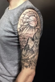 大臂外侧的9款包臂欧美写实纹身图片