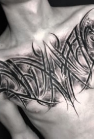 胸口花体字纹身 男性胸部的黑灰色花体字纹身图片