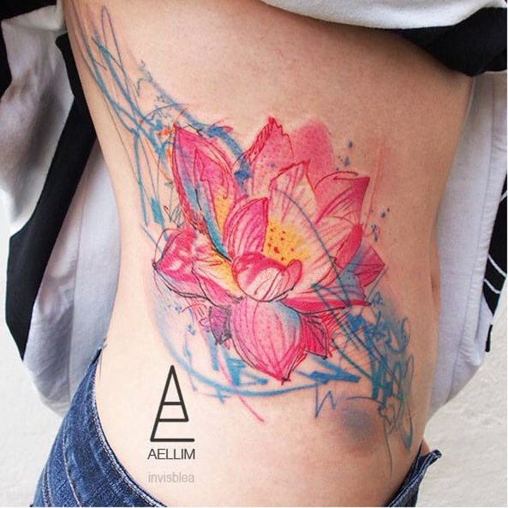 点击大图看下一张：莲花纹身图案 10款多种风格的莲花纹身图案