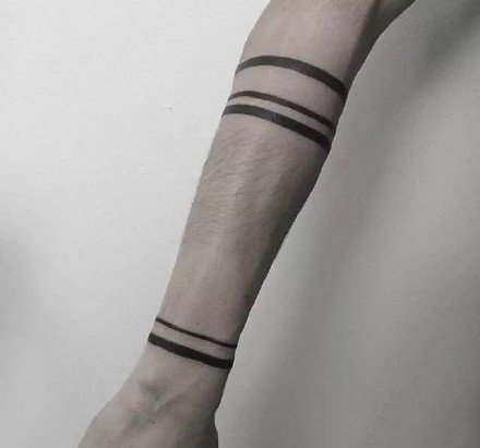 点击大图看下一张：欧美臂环纹身 18组好看的臂环脚环纹身图案