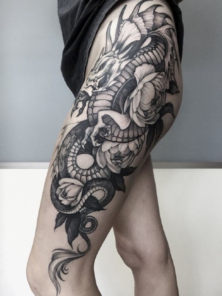 点击大图看下一张：腿部纹身女 9组女性大腿侧部性感纹身作品图