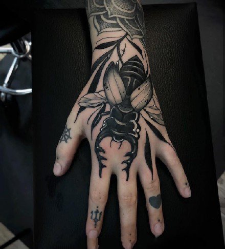 点击大图看下一张：手背图案纹身-9张帅气的大花手背纹身图案作品