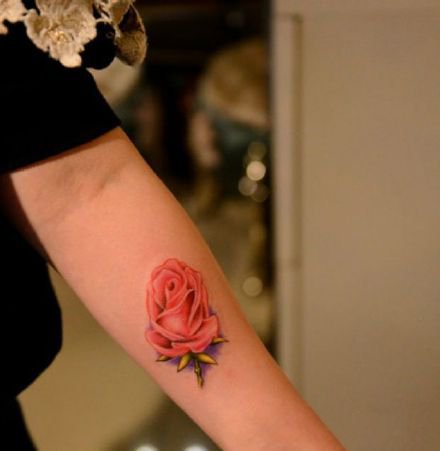 点击大图看下一张：纹身玫瑰花图片 9张漂亮的玫瑰花主题纹身图案