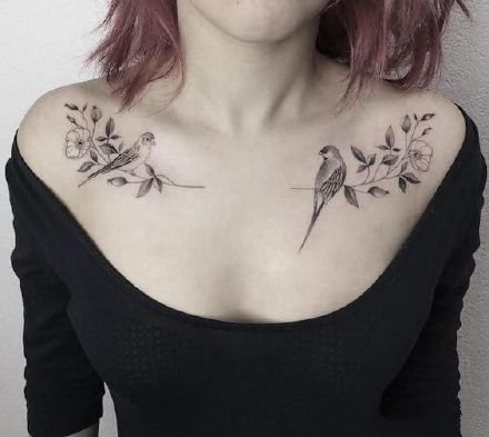 点击大图看下一张：性感肩花纹身 适合女生的锁骨肩部花朵纹身图片