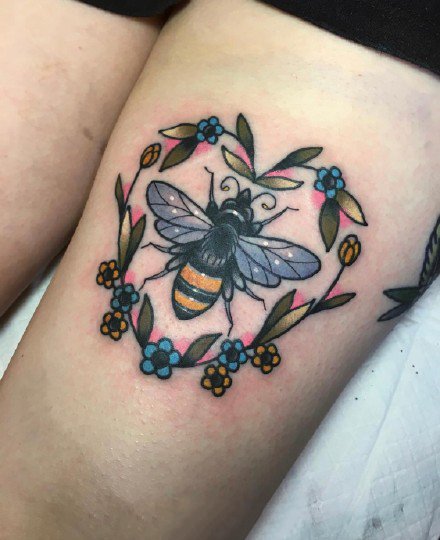 点击大图看下一张：蜜蜂纹身 9张小清新的蜜蜂主题纹身图案