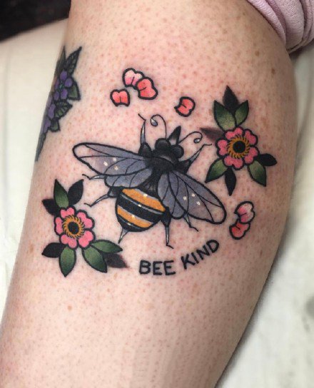 点击大图看下一张：蜜蜂纹身 9张小清新的蜜蜂主题纹身图案