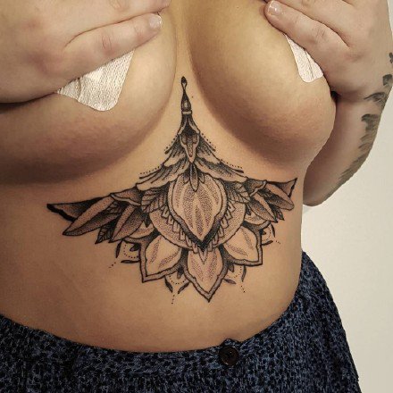 点击大图看下一张：胸上纹身 超性感的女士胸部纹身图片9张