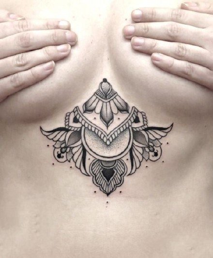 点击大图看下一张：胸上纹身 超性感的女士胸部纹身图片9张