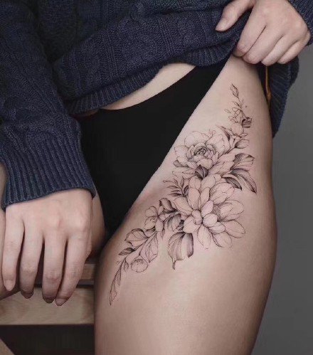点击大图看下一张：大腿素花纹身 女士大腿处性感的素花纹身图片