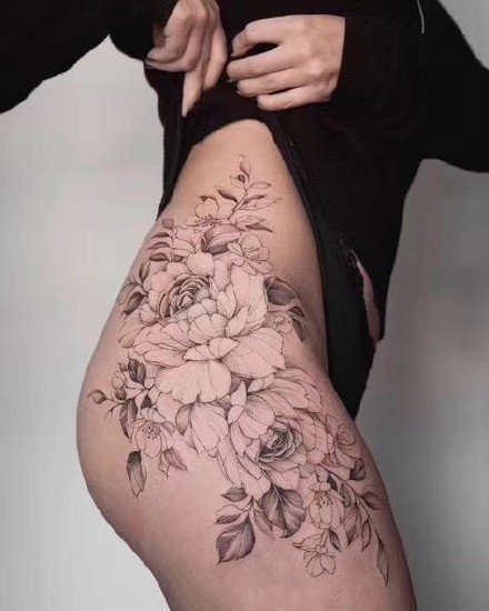 点击大图看下一张：大腿素花纹身 女士大腿处性感的素花纹身图片