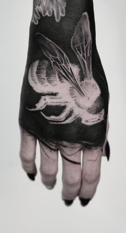 点击大图看下一张：黑色手背纹身 手背上深黑色的纹身作品欣赏