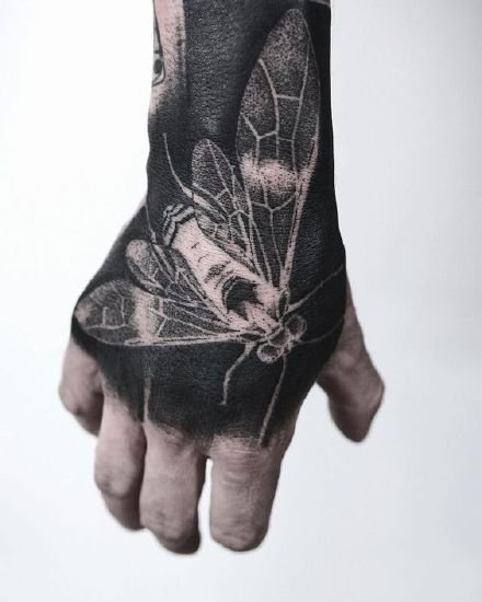 点击大图看下一张：黑色手背纹身 手背上深黑色的纹身作品欣赏