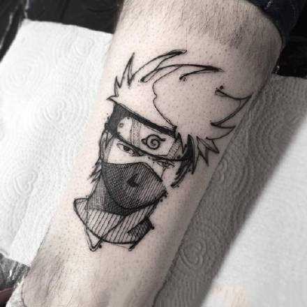 点击大图看下一张：手臂上黑色的一组动漫人物角色纹身图片