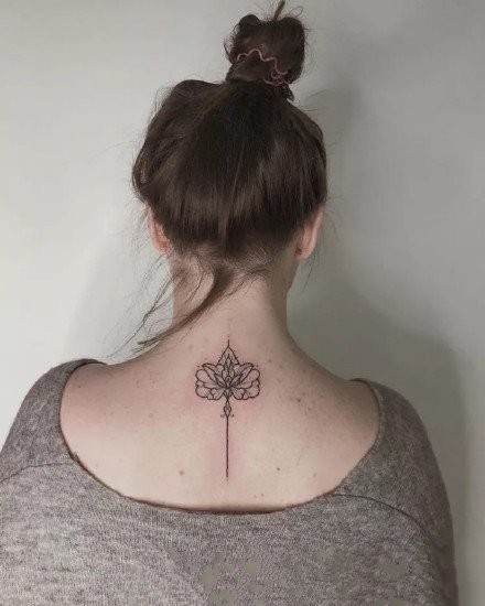 点击大图看下一张：莲花和宗教结合的一组直线条纹身图