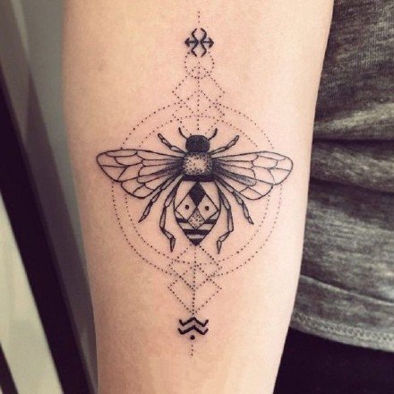 点击大图看下一张：小蜜蜂纹身 9张昆虫小蜜蜂的纹身图片作品