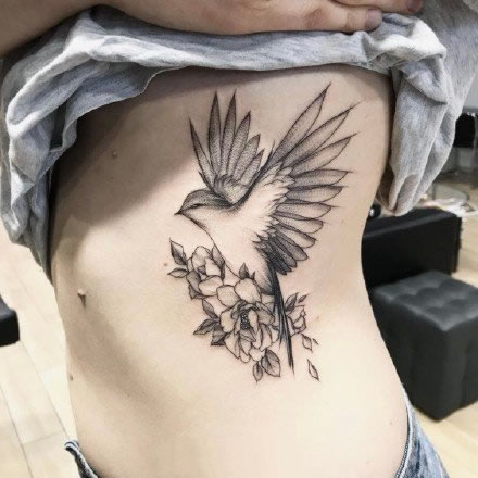 点击大图看下一张：燕子纹身图 黑灰色的一组灵动飞翔燕子纹身图片