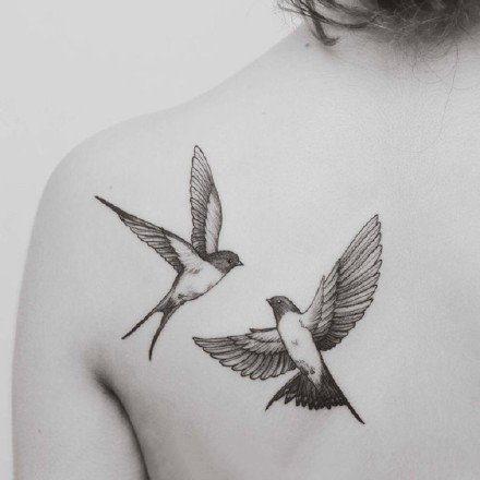 点击大图看下一张：燕子纹身图 黑灰色的一组灵动飞翔燕子纹身图片