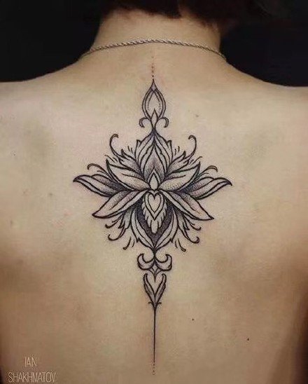 点击大图看下一张：后背纹身梵花 女生后脖子到后背脊柱处的莲花梵花纹身图片