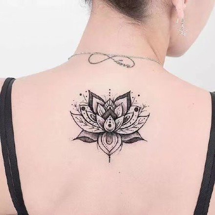 点击大图看下一张：后背纹身梵花 女生后脖子到后背脊柱处的莲花梵花纹身图片