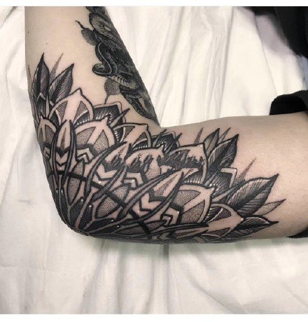 点击大图看下一张：胳膊肘纹身 9张纹在手臂胳膊肘处的点刺梵花纹身图片