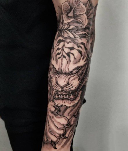 点击大图看下一张：纹身新传统图片 新传统风格的一组包臂唐狮等纹身图片