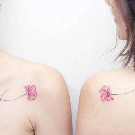 点击大图看下一张：小清新肩花纹身 女生肩部的一组小清新花朵纹身图片