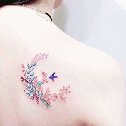 点击大图看下一张：小清新肩花纹身 女生肩部的一组小清新花朵纹身图片