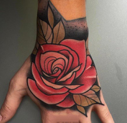 点击大图看下一张：红玫瑰纹身 漂亮唯美的玫瑰花纹身图案