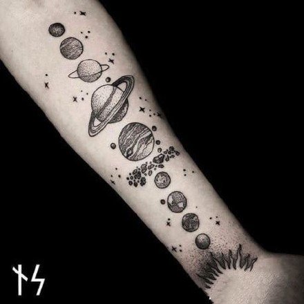 点击大图看下一张：星球宇宙纹身 经典的一组点刺星球纹身图案