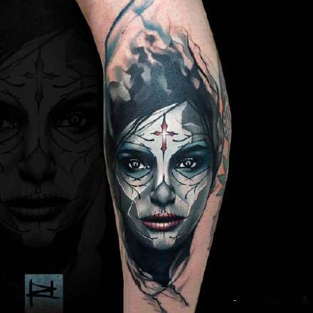 点击大图看下一张：暗色水彩风格的欧美女郎肖像包臂纹身图片
