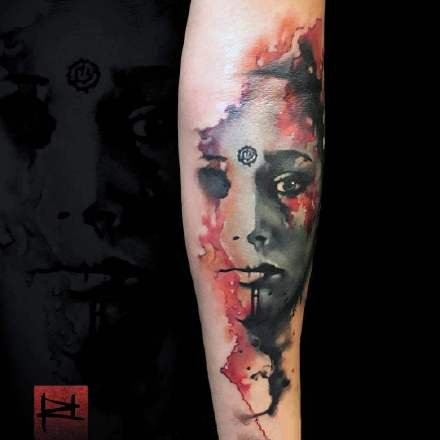 点击大图看下一张：暗色水彩风格的欧美女郎肖像包臂纹身图片
