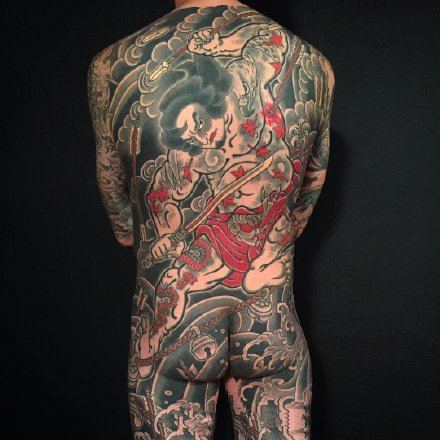 点击大图看下一张：通体纹身 传统风格的9张满背通体纹身作品图案