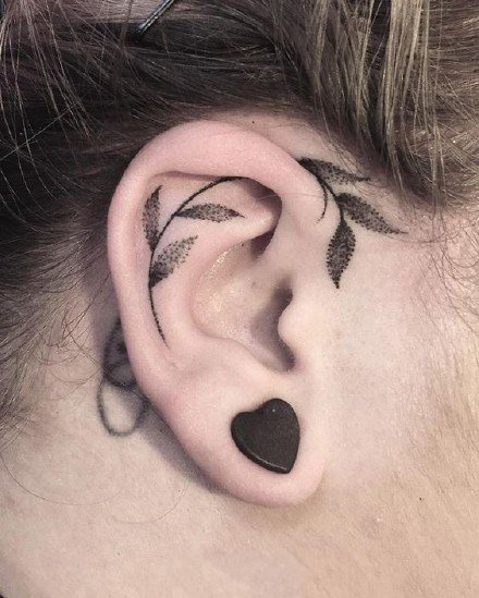点击大图看下一张：耳软骨纹身 耳朵上的9张个性的小纹身图案