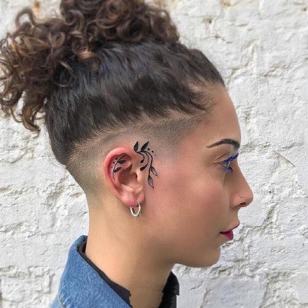 点击大图看下一张：耳软骨纹身 耳朵上的9张个性的小纹身图案
