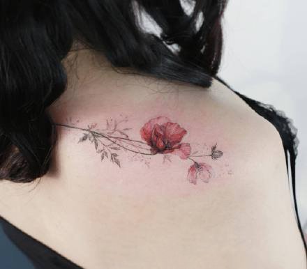 点击大图看下一张：女生花朵纹身 彩色的一组适合女孩子的花卉纹身图片