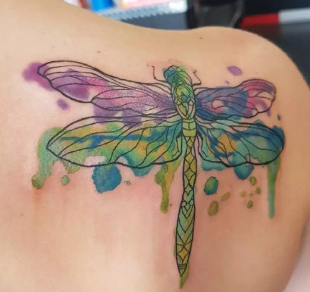 点击大图看下一张：蜻蜓纹身 9张蜻蜓题材的彩色纹身图片