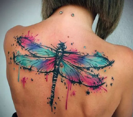 点击大图看下一张：蜻蜓纹身 9张蜻蜓题材的彩色纹身图片