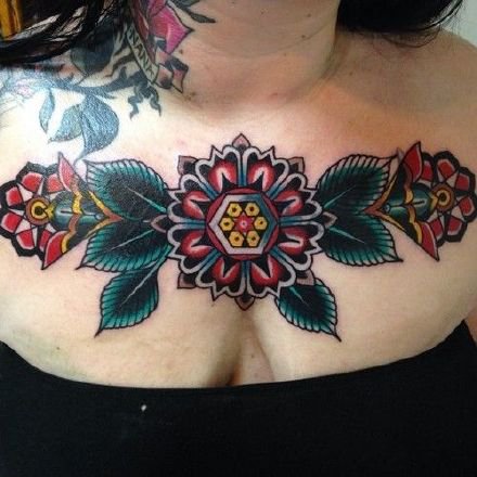点击大图看下一张：胸部花卉纹身 oldschool风格的9组花胸纹身图案