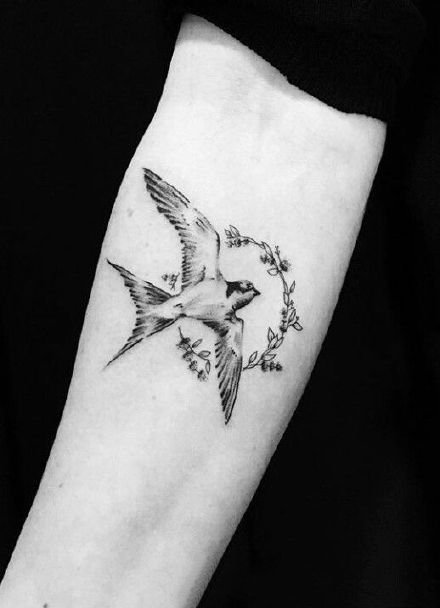 点击大图看下一张：燕子纹身 9组飘逸轻灵的燕子主题纹身图