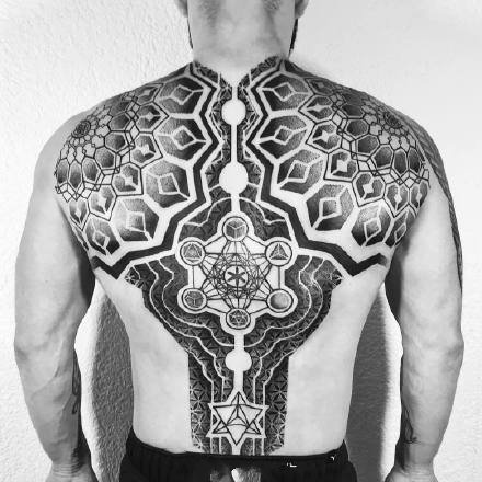 点击大图看下一张：9张后背位置的背部点刺梵花纹身图案