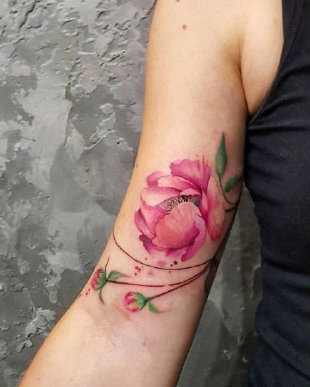 点击大图看下一张：花卉纹身 9款好看的女性彩色花朵纹身图案