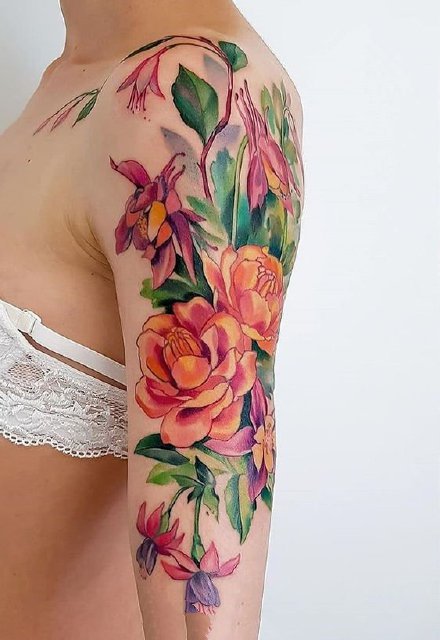 点击大图看下一张：花卉纹身 9款好看的女性彩色花朵纹身图案