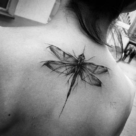 点击大图看下一张：蜻蜓纹身 9款小清新的黑灰色蜻蜓线条纹身图案