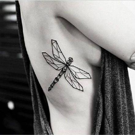 点击大图看下一张：蜻蜓纹身 9款小清新的黑灰色蜻蜓线条纹身图案