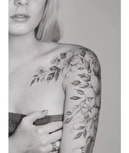 点击大图看下一张：大臂素花纹身  9款女士的大臂黑灰花朵植物纹身图案